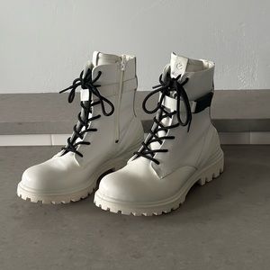 ECCO tredtray buckled boot size 39 or US 8 to 8 1/2